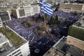 ギリシャ首都アテネのシンタグマ広場で、マケドニアの国名問題で政府の妥協に反対する抗議集会に参加した人々（2018年2月4日撮影）。(c)AFP PHOTO / Eurokinissi