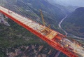 中国南西部・貴州省畢節付近で、建設が進められる北盤江大橋（2016年9月10日撮影）。(c)AFP