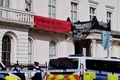 英ロンドン中心部で、活動家グループにより占拠された邸宅の前に到着した警察（2022年3月14日撮影）。(c)Tolga Akmen / AFP