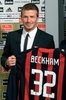 イタリア・ミラノ（Milan）のサン・シーロ・スタジアム（San Siro Stadium）で行われた公式会見で、ユニホームを披露するイングランド元代表のデビッド・ベッカム（David Beckham、2008年12月20日撮影）。(c)AFP/GIUSEPPE CACACE