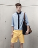 「マルニ アット H&amp;M（MARNI at H&amp;M）」メンズコレクション。シャツ5490円、ショートパンツ4490円、ネクタイ1990円。(c)H&amp;M/Josh Olins