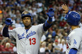 13MLB、アリゾナ・ダイヤモンドバックス（Arizona Diamondbacks）対ロサンゼルス・ドジャース（Los Angeles Dodgers）。3回に3点本塁打を放ち、チームメートに迎えられるドジャースのヘンリー・ラミレス（Hanley Ramirez、2013年9月19日撮影）。(c)AFP/Getty Images/Christian Petersen
