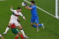 サッカーW杯カタール大会、準々決勝、モロッコ対ポルトガル。ヘディングシュートを狙うポルトガルのクリスティアーノ・ロナウド（左手前、2022年12月10日撮影）。(c)NELSON ALMEIDA / AFP
