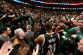 13-14NBA、ボストン・セルティックス（Boston Celtics）対ブルックリン・ネッツ（Brooklyn Nets）。試合後、セルティックスファンに囲まれながらコートを後にするブルックリン・ネッツのポール・ピアース（Paul Pierce、2014年1月26日撮影）。(c)AFP/Getty Images/NBAE/Steve Babineau