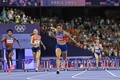 パリ五輪、陸上女子400メートルハードル決勝。トップでゴールする米国のシドニー・マクラフリンレブロニ（手前、2024年8月8日撮影）。(c)Jewel SAMAD / AFP