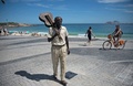 ブラジル・リオデジャネイロ（Rio de Janeiro）のイパネマ（Ipanema）ビーチに完成した、ボサノバの名曲「イパネマの娘」の作者アントニオ・カルロス・ジョビン（トム・ジョビン、Antonio Carlos Jobim）のブロンズ像（2014年12月8日撮影）。(c)AFP/CHRISTOPHE SIMON