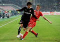 112-13ドイツ・ブンデスリーガ1部は30日、第15節の試合が各地で行われ、フランクフルト（Eintracht Frankfurt）は0-4でフォルトゥナ・デュッセルドルフ（Fortuna Dusseldorf 1895）に敗れた。

フォルトゥナ・デュッセルドルフのアクセル・ベリングハウゼン（Axel Bellinghausen、右）とボールを競るフランクフルトの乾貴士（Takashi Inui、2012年11月30日撮影）。(c)AFP/Jonas Güttler