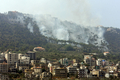 レバノンの首都ベイルート（Beirut）東部郊外アレー（Aley）の山火事で、松林から上がる煙（2008年7月22日撮影）。(c)AFP/RAMZI HAIDAR