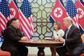 ベトナムの首都ハノイで会談した北朝鮮の金正恩朝鮮労働党委員長（左）とドナルド・トランプ米大統領（右）。朝鮮中央通信が公開（2019年2月28日撮影、3月1日公開）。(c)AFP PHOTO/KCNA VIA KNS
