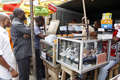 ナイジェリア・ラゴス（Lagos）で、携帯電話を売る露天商（2008年8月18日撮影）。(c)AFP/PIUS UTOMI EKPEI