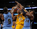 08-09NBA西カンファレンスプレーオフ1回戦、ロサンゼルス・レイカーズ（%%Los Angeles Lakers%%）対ユタ・ジャズ（%%Utah Jazz%%）第5戦。試合はレイカーズが107-96で勝利し、通算戦績を4勝1敗として同準決勝に進んだ。レイカーズは、コービー・ブライアント（%%Kobe Bryant%%）が両チーム最多の31得点を奪って勝利し、5戦目でジャズとのプレーオフ1回戦を制した。写真はジャズのロニー・ブリューワー（%%Ronnie Brewer%%、左）とポール・ミルサップ（%%Paul Milsap%%）のダブルチーム・ディフェンスを受けるレイカーズのコービー・ブライアント（中央）。（2009年4月27日撮影）(c)AFP/Getty Images/Kevork Djansezian