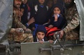 パキスタン北西部ペシャワル（Peshawar）で、イスラム武装勢力による襲撃があった学校から救出され軍の車両で輸送される生徒たち（2014年12月16日撮影）。(c)AFP/A MAJEED