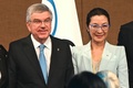 インド・ムンバイで行われた国際オリンピック委員会（IOC）総会で、新たに委員に選出されたマレーシア出身俳優のミシェル・ヨーさん（右）とIOCのトーマス・バッハ会長（2023年10月17日撮影）。(c)INDRANIL MUKHERJEE / AFP