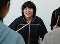 神奈川県相模原市で、障害に合わせて特別に開発された打楽器「オープン・メッシュ・パッド（Open Mesh Pad）」を使った授業を受ける相模原中央支援学校の生徒たち（2016年2月2日撮影）。(c)AFPBB News/Yoko Akiyoshi