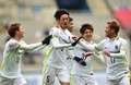 サッカーAFCチャンピオンズリーグ、グループF第2節、FCソウル対サンフレッチェ広島。ゴールを決めてチームメートに祝福されるサンフレッチェ広島の千葉和彦（2016年3月1日撮影）。(c)AFP/JUNG YEON-JE