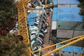 中国広東省東莞市の巨大クレーンが倒壊した建設現場で救助活動を行う救助隊（2016年4月13日撮影）。(c)AFP