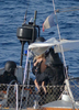 ソマリア沖のアデン湾（Gulf of Aden）でフランスのヨット「Tanit」号が海賊に乗っ取られた事件で、ヨットに乗り込み人質を救出する仏海軍の特殊部隊。

仏海軍の特殊部隊は10日、人質救出作戦を決行。人質5人のうち3歳の子どもを含む4人を救出したが、ヨットの所有者の男性1人が死亡した。海賊は2人が射殺され、3人が拘束された。（2009年4月10日仏軍提供）(c)AFP/ECPAD