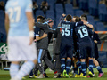12-13イタリア・セリエAは9日、第24節の試合が各地で行われ、ラツィオ（SS Lazio）とナポリ（SSC Napoli）は1-1で引き分けた。

後半42分にウーゴ・アルマンド・カンパニャーロ（Hugo Armando Campagnaro）が挙げた得点を喜ぶナポリの選手（2013年2月9日撮影）。(c)AFP/ANDREAS SOLARO