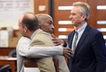 米サンフランシスコの裁判所で判決が下されたあと、弁護士と抱き合う原告のドウェイン・ジョンソンさん（2018年8月10日撮影）。(c)JOSH EDELSON / AFP