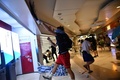 香港・九龍の住宅街にある中国銀行の店舗を破壊するデモ隊（2019年10月7日撮影）。(c)Anthony WALLACE / AFP