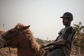 中央アフリカの首都バンギで、馬に乗るスマイラ・ザカリア・メジーダさん（2020年1月23日撮影）。(c)FLORENT VERGNES / AFP
