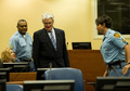 オランダ・ハーグ（Hague）の旧ユーゴスラビア国際戦犯法廷（International Criminal Tribunal for the former Yugoslavia、ICTY）で開かれた公判に出廷したラドバン・カラジッチ（Radovan Karadzic）被告（2012年10月16日撮影）。(c)AFP/Robin van Lonkhuijsen