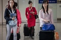 香港の空港に到着したキャセイパシフィック航空（Cathay Pacific Airways）の客室乗務員（2014年5月5日撮影）。(c)AFP/Philippe Lopez