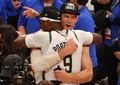20-21NBAプレーオフ、イースタンカンファレンス決勝、アトランタ・ホークス対ミルウォーキー・バックス。ファイナル進出を喜ぶミルウォーキー・バックスのブルック・ロペス（奥）とボビー・ポーティス（2021年7月3日撮影）。(c)Kevin C. Cox/Getty Images/AFP