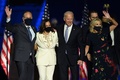 米デラウェア州ウィルミントンで、勝利宣言後に並んで立つ次期大統領のジョー・バイデン氏（中央右）と次期副大統領のカマラ・ハリス氏（中央左、2020年11月7日撮影）。(c)Jim WATSON / AFP