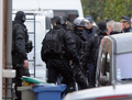 フランス南西部トゥールーズ（Toulouse）で、モハメド・メラ（Mohamed Merah）容疑者が立てこもっているアパート周辺で突入の準備をする警察の特殊部隊（2012年3月22日撮影）。(c)AFP/PHILIPPE DESMAZES