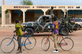 西アフリカ・マリに軍事介入した仏軍とマリ政府軍は28日、世界遺産都市トンブクトゥ（Timbuktu）を10か月にわたって実効支配していたイスラム武装勢力から奪還した。トンブクトゥ入りした両軍は、解放された住民の歓迎を受けた。

イスラム武装勢力掃討のため北進していた両軍は26日、北部主要都市ガオ（Gao）を制圧。28日にはガオとトンブクトゥ間の全域を奪還した。イスラム武装勢力から奪還されていない都市は、首都バマコ（Bamako）北東1500キロに位置するキダル（Kidal）のみとなった。

国際社会から同地域への経済支援も届き始めている。日本政府は29日、邦人が犠牲となったアルジェリア天然ガス施設での人質事件を受け、マリを含む西アフリカ・サハラ砂漠南縁の安定化支援として1億2000万ドル（約110億円）の拠出を表明した。

写真は、トンブクトゥ入りしたマリ軍兵士を歓迎する少年たち（2013年1月28日撮影）。(c)AFP/ERIC FEFERBERG