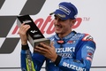 世界ロードレース選手権、第12戦、英国GP決勝。表彰式で優勝を喜ぶチーム・スズキ・エクスターのマーベリック・ビニャーレス（2016年9月4日撮影）。(c)AFP/OLI SCARFF