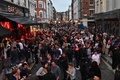 英ロンドンのソーホー地区で、バーの外で飲み騒ぐ人々を監視台から監視する警官（2020年7月4日撮影）。(c)JUSTIN TALLIS / AFP