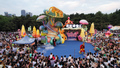 長春動植物公園で「西遊記」をテーマにしたナイトツアーを楽しむ観光客（2023年6月24日撮影）。(c)Xinhua News
