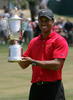 第108回全米オープン選手権を制しトロフィーを掲げるタイガー・ウッズ。（2008年6月16日撮影）(c)AFP/Getty Images/Jeff Gross
