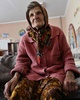 ウクライナ東部ドネツク州オチェレティネ村の自宅から徒歩で避難した97歳のリディア・ロミノフスカさん。避難先のポクロウシクで（2024年4月28日撮影）。(c)Genya SAVILOV / AFP