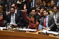 米ニューヨークの国連本部で開かれた国連安全保障理事会の会合で、シリアでの兵器使用に関する調査機関の設置を求める決議案に賛成票を投じる米国のニッキー・ヘイリー国連大使（2018年4月10日撮影）。(c)AFP PHOTO / HECTOR RETAMAL