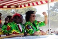 ジンバブエのマロンデラで、与党ジンバブエ・アフリカ民族同盟愛国戦線（ZANU-PF）青年部の集会に参加した代表団と会う前にこぶしをあげるロバート・ムガベ大統領（手前左）とグレース・ムガベ夫人（右、2017年6月2日撮影、資料写真）。(c)AFP/Jekesai NJIKIZANA