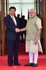 インド・アーメダバード（Ahmedabad）に到着し、握手するナレンドラ・モディ（Narendra Modi）インド首相（右）と中国の習近平（Xi Jinping）国家主席（左、2014年9月17日グジャラート州情報局提供）。(c)AFP/Gujarat Information Bureau