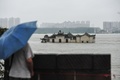 中国中部の湖北省武漢で、長江の増水により浸水した、700年前に岩の上に建てられた寺院「観音閣」（2020年7月20日撮影）。(c)STR / AFP