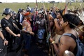 ブラジルの首都ブラジリアで、権利の拡大を求めるデモで警察とにらみ合う先住民（2017年4月25日撮影）。(c)AFP/EVARISTO SA