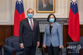 台湾総統府で会談する蔡英文総統（右）とアレックス・アザー米厚生長官。台湾総統府提供（2020年8月10日撮影、公開）。(c)AFP PHOTO / TAIWAN PRESIDENTIAL OFFICE