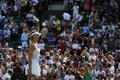 テニス、ウィンブルドン選手権、女子シングルス3回戦。試合に勝利し、歓声に応えるマリア・シャラポワ（2015年7月3日撮影）。(c)AFP/JUSTIN TALLIS