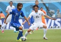 サッカーW杯ブラジル大会（2014 World Cup）グループD、イタリア対ウルグアイ。ウルグアイのエディンソン・カヴァーニ（Edinson Cavani）とボールを競るイタリアのアンドレア・ピルロ（Andrea Pirlo、2014年6月24日撮影）。(c)AFP/EMMANUEL DUNAND