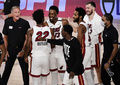 19-20NBAプレーオフ、イースタンカンファレンス決勝、ボストン・セルティックス対マイアミ・ヒート。チームメートらと勝利を喜ぶマイアミ・ヒートのバム・アデバヨ（中央、2020年9月15日撮影）。(c)Douglas P. DeFelice/Getty Images/AFP