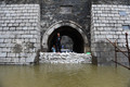土のうで封鎖された寿県古城の賓陽門（2020年7月18日撮影）。(c)Xinhua News