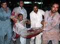 パキスタン・ラホール（Lahore）で、自爆攻撃に巻き込まれ病院に運ばれる負傷者（2010年9月1日撮影）。(c)AFP/STR