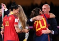 サッカー女子W杯オーストラリア・ニュージーランド大会、決勝、スペイン対イングランド。表彰式に臨むスペインサッカー連盟のルイス・ルビアレス会長（右）とスペイン代表のヘニフェル・エルモソ（左、2023年8月20日撮影）。(c)FRANCK FIFE / AFP