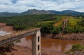 ブラジル南東部ブルマジニョ近郊の鉱山で起きたダム決壊による泥流で崩壊した鉄道橋（2019年1月27日撮影）。(c)Mauro PIMENTEL / AFP 