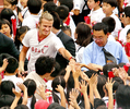都内の小学校を訪問し、小学生と握手を交わすサッカーのスター選手デビッド・ベッカム（David Beckham、2003年6月20日撮影）。(c)AFP/Yoshikazu TSUNO